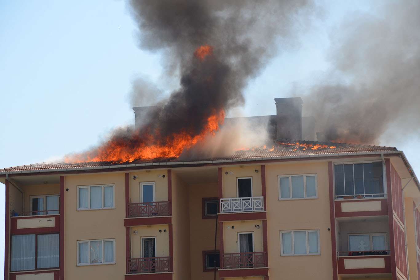 Çatı katında çıkan yangın paniğe neden oldu Çatı katında çıkan yangın paniğe neden oldu